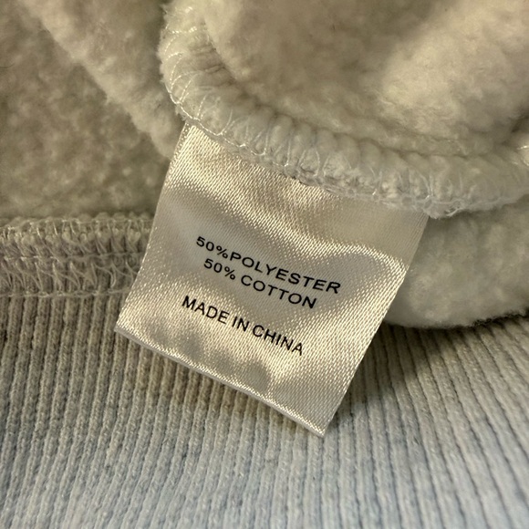 White Fox Après Ski Club Embroidered Crewneck Sweatshirt M/L Gray Ski Graphic - Picture 5 of 5